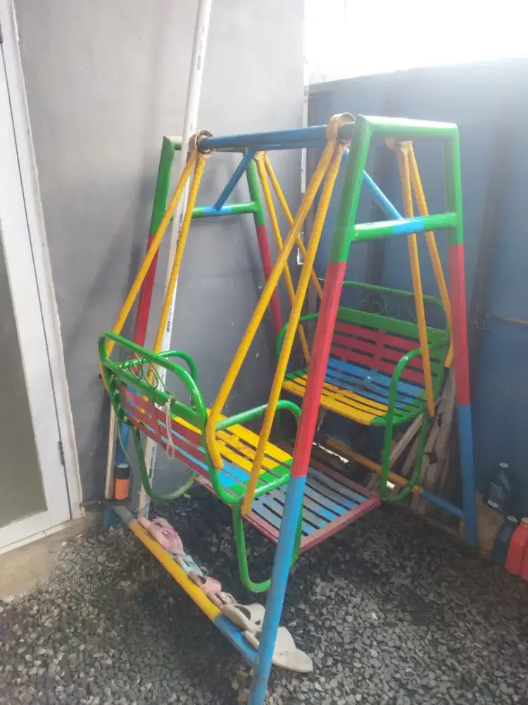 Ayunan Besi warna warni