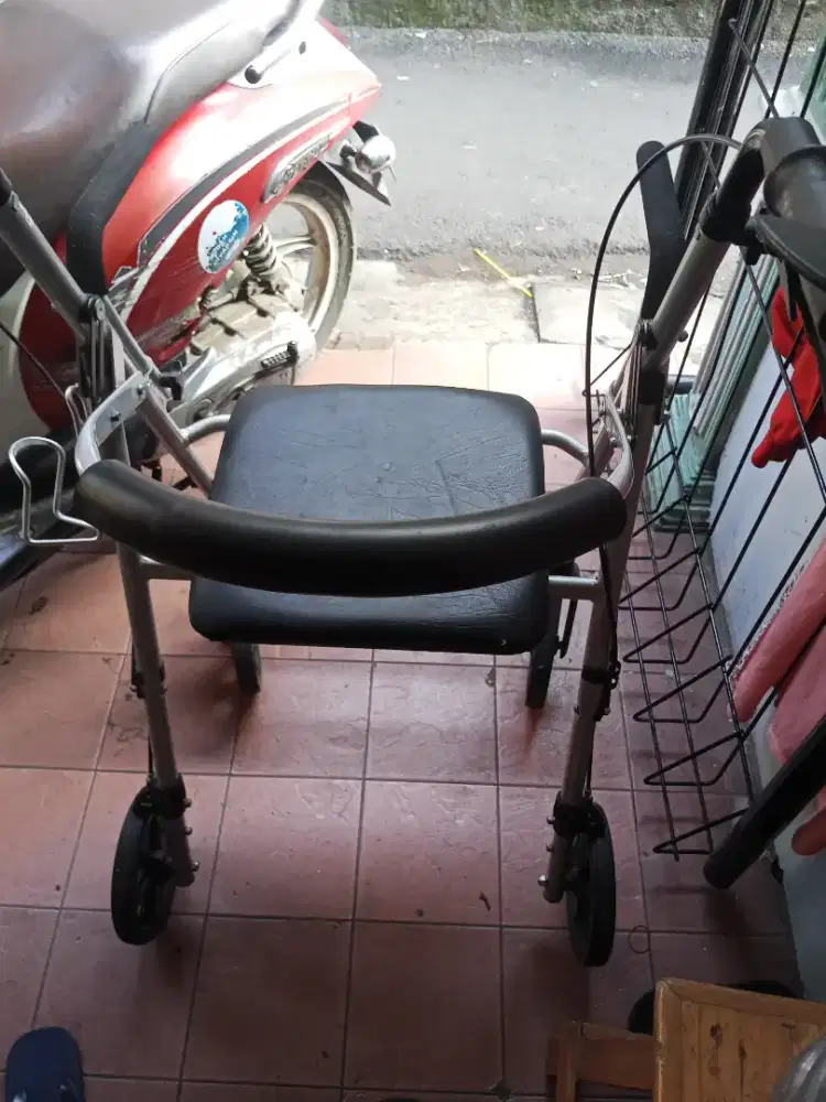 Rollator Dewasa