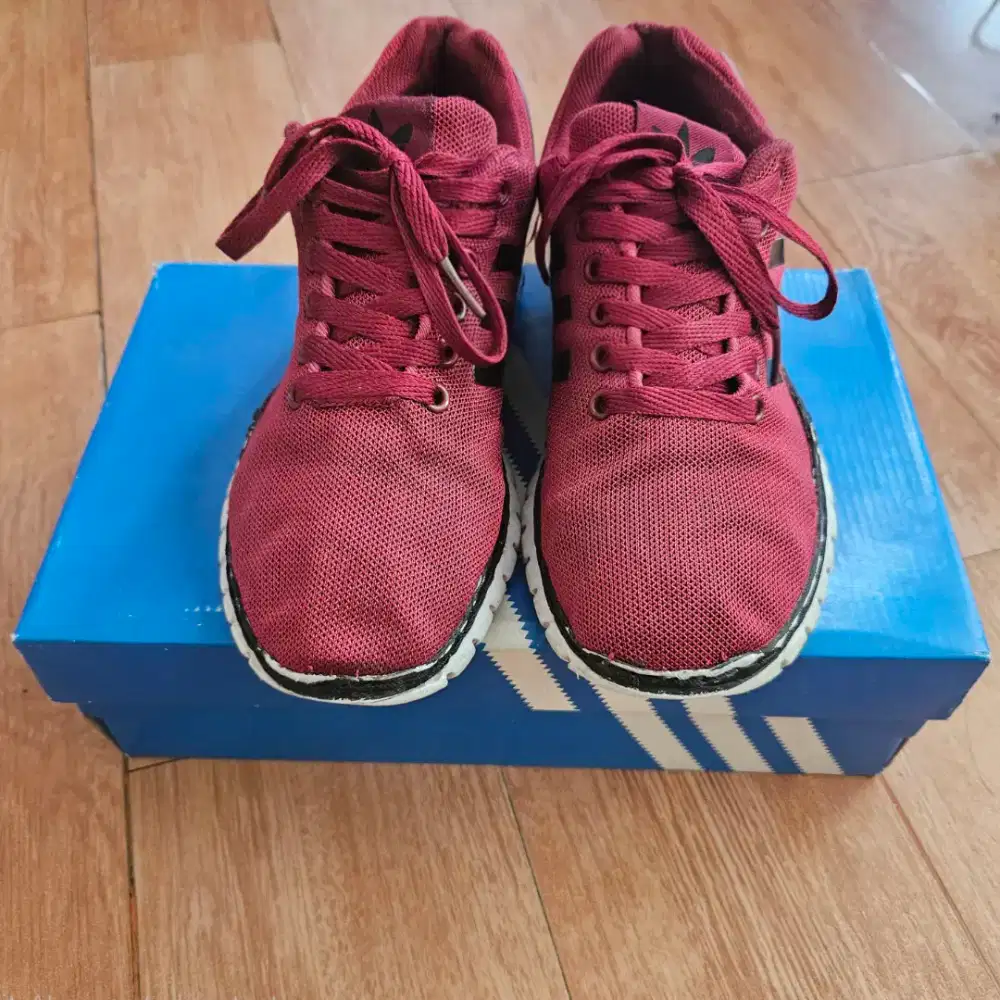 Sepatu olahraga maroon size 39