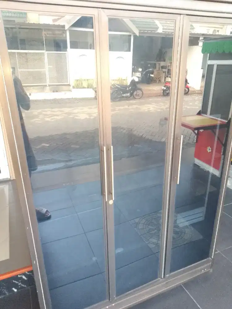 Lemari kaca jumbo bersih luar dlm harga 1,1 JT lok sda