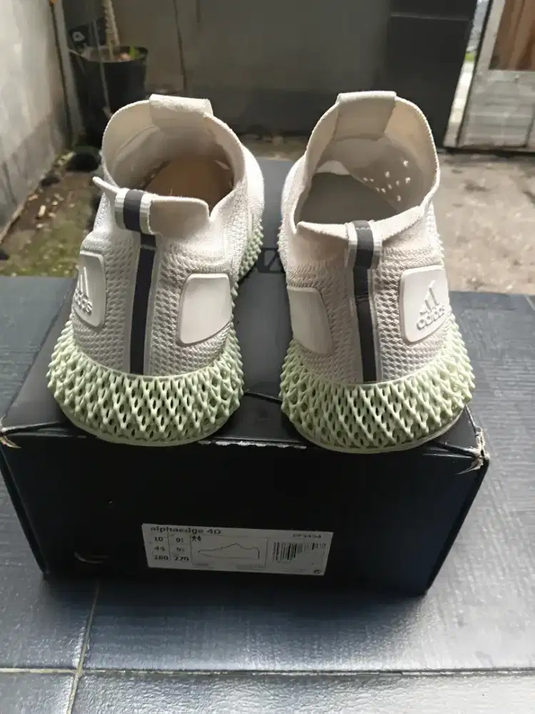 Sepatu merek adidas.