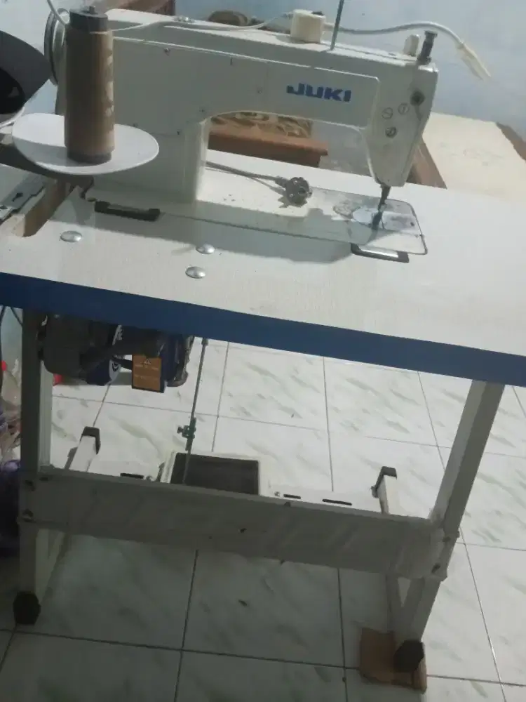 Mesin jahit juki
