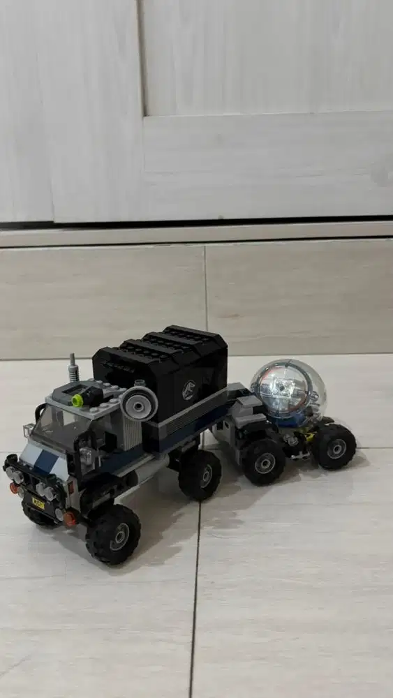 Lego carnotourus Gyroshpere Escape