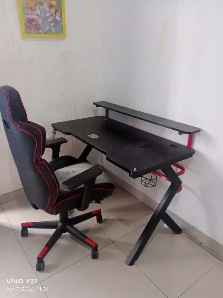 Set meja gaming dan kursi