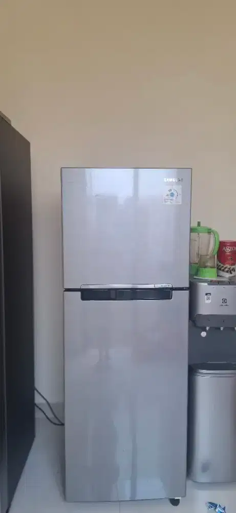 JUAL CEPAT‼️ KULKAS SAMSUNG 2 PINTU 236 L INVERTER – DINGIN, MURAH!