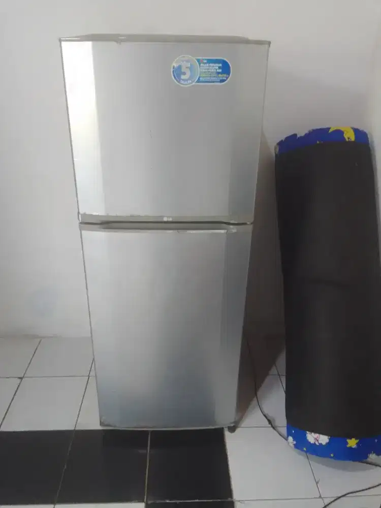 Kulkas 2 pintu merk LG di jamin siap pakai