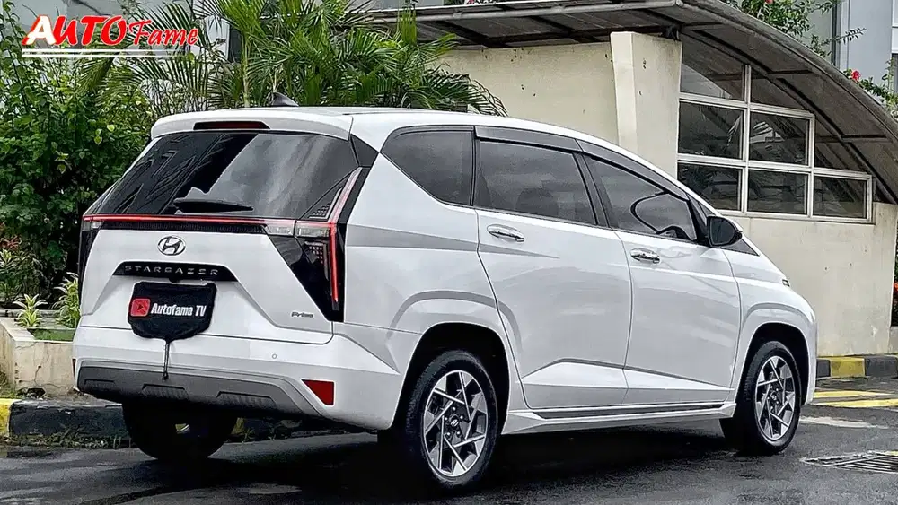 Hyundai Stargazer 1.5 Prime IVT Captain Seats Hyundai SmartSense White