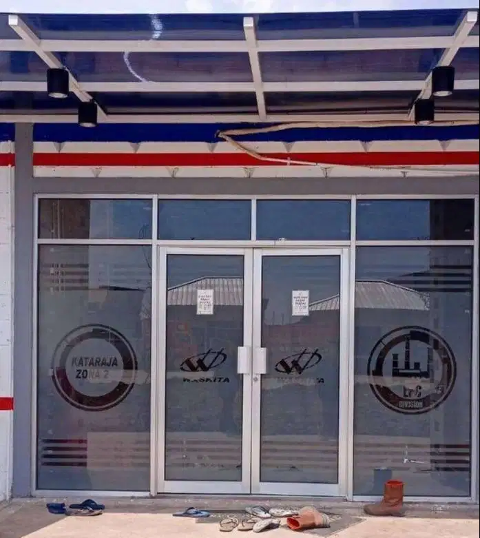 STIKER SUNGLAS LOBBY KANTOR BLUR STICKER SANDBLAST & KACA FILM ONE WAY