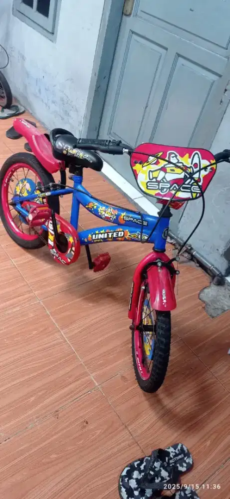 SEPEDA BMX MERK UNITED UK 16