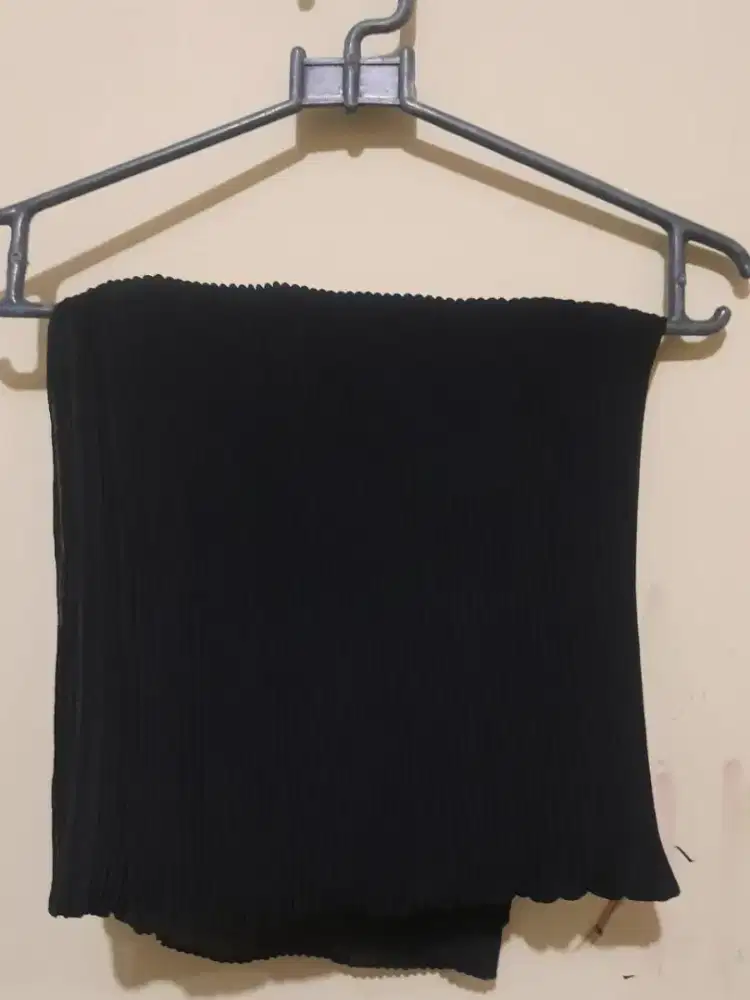 Jilbab Plisket Premium Hitam Pekat - Elegan & Praktis