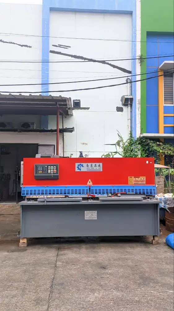 Mesin Shearing Potong Plat Besi Shearing Machine 6 x 3200 mm