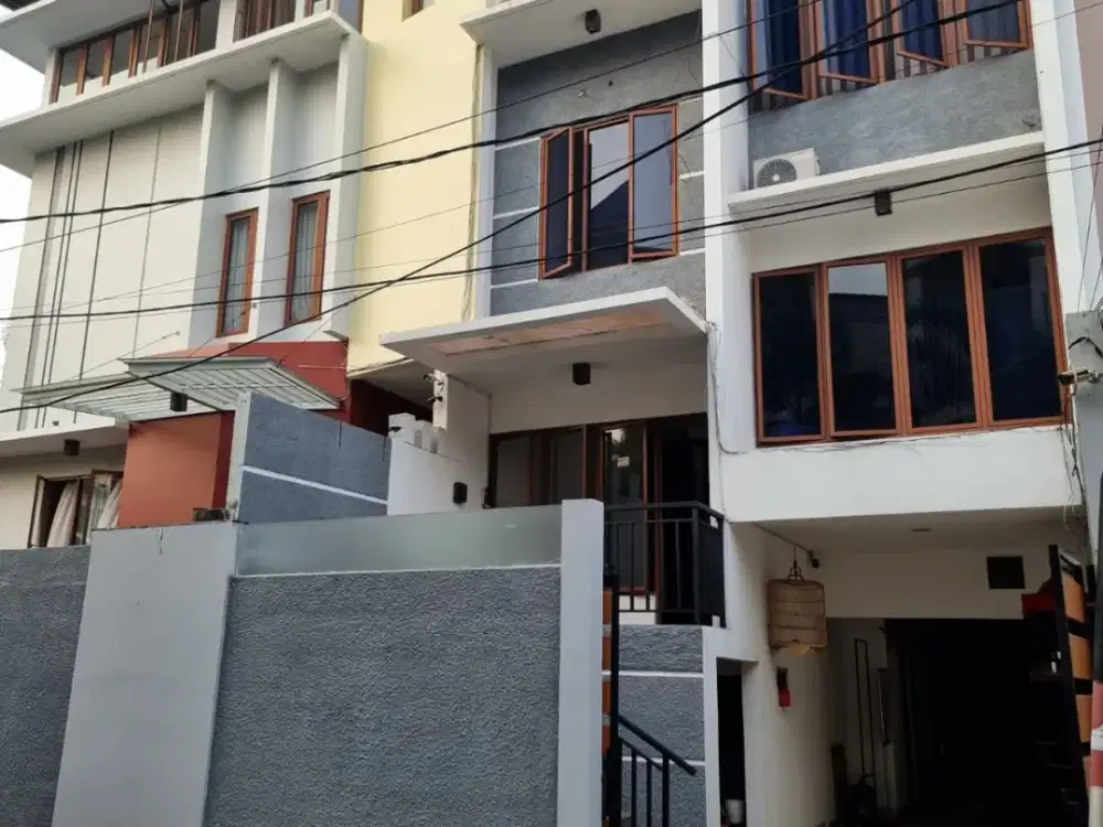 Dijual Cepat Rumah Hoek Hunian Asri Dengan Konsep Semi Split Janur kuning Kelapa Gading Jakarta Utara