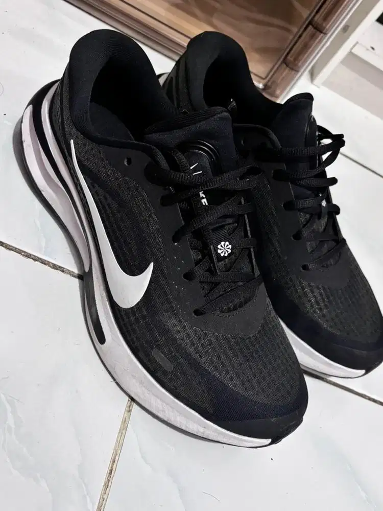 Sepatu lari Nike Run Joirney