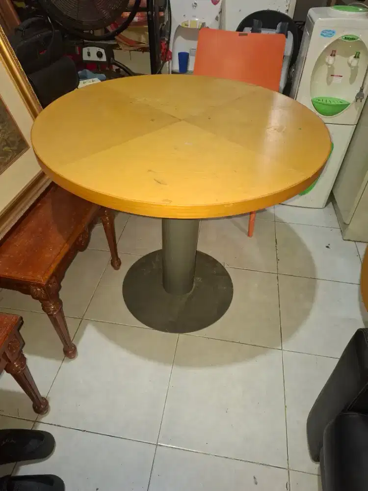 Meja bundar besi kayu