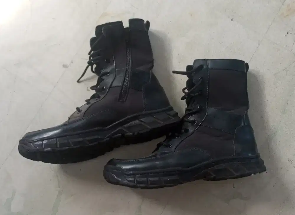 Sepatu Tinggi Hitam no.42