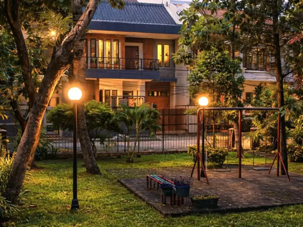 RUMAH BARU  MINIMALIS DEPAN TAMAN  DI KELAPA GADING. JAKARTA UTARA