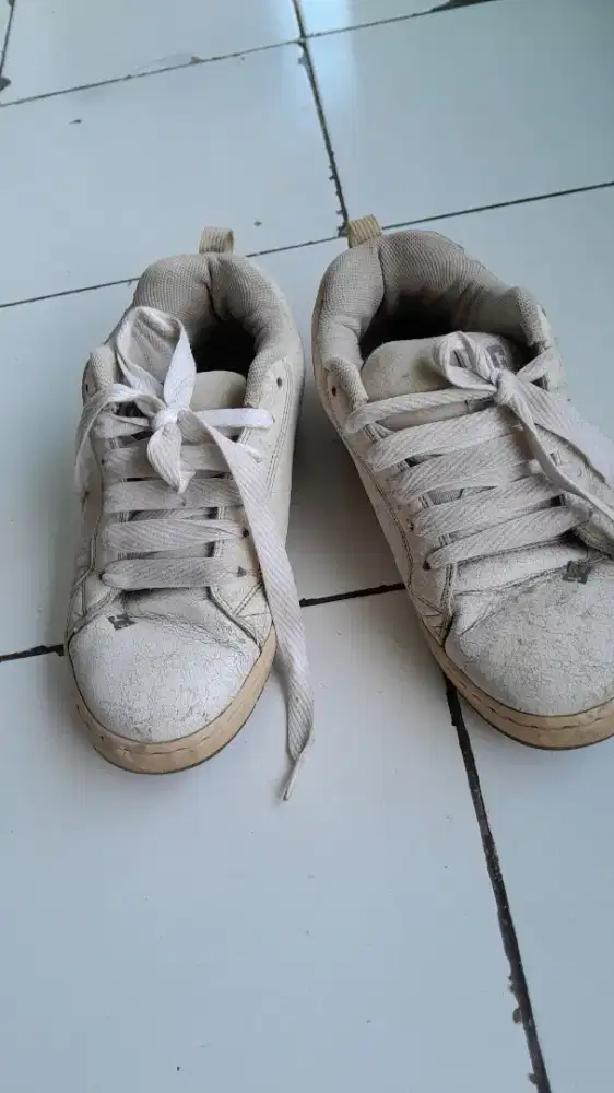 Sepatu kets import putih
