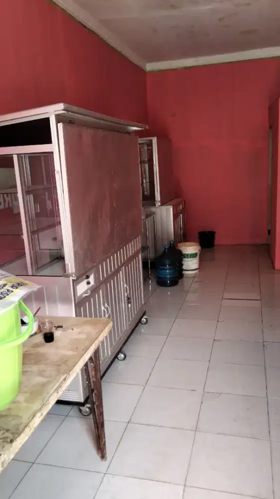 Etalase bekas jualan