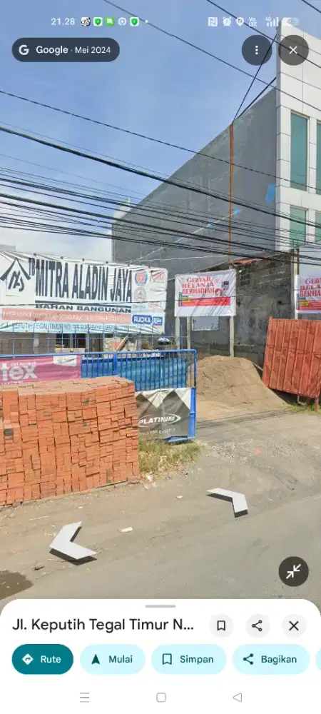 Karyawan toko bahan bangunan