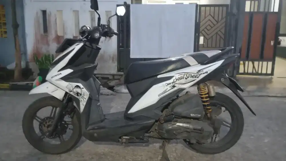Honda beat street tahun 2017 putih komplit