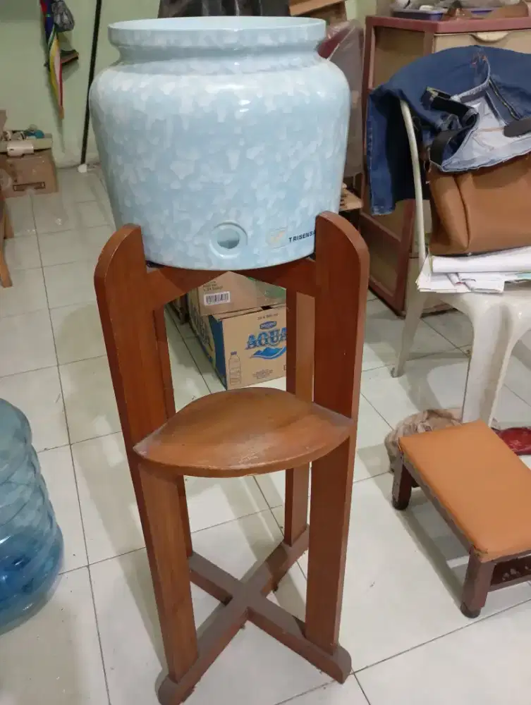 GUCI KERAMIK BUAT GALON AIR MINUM + KAKI KAYU MERK TRISENSA