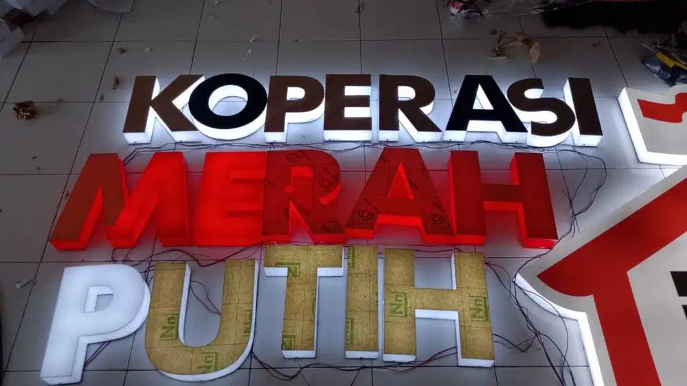 Huruf timbul akrilik lampu