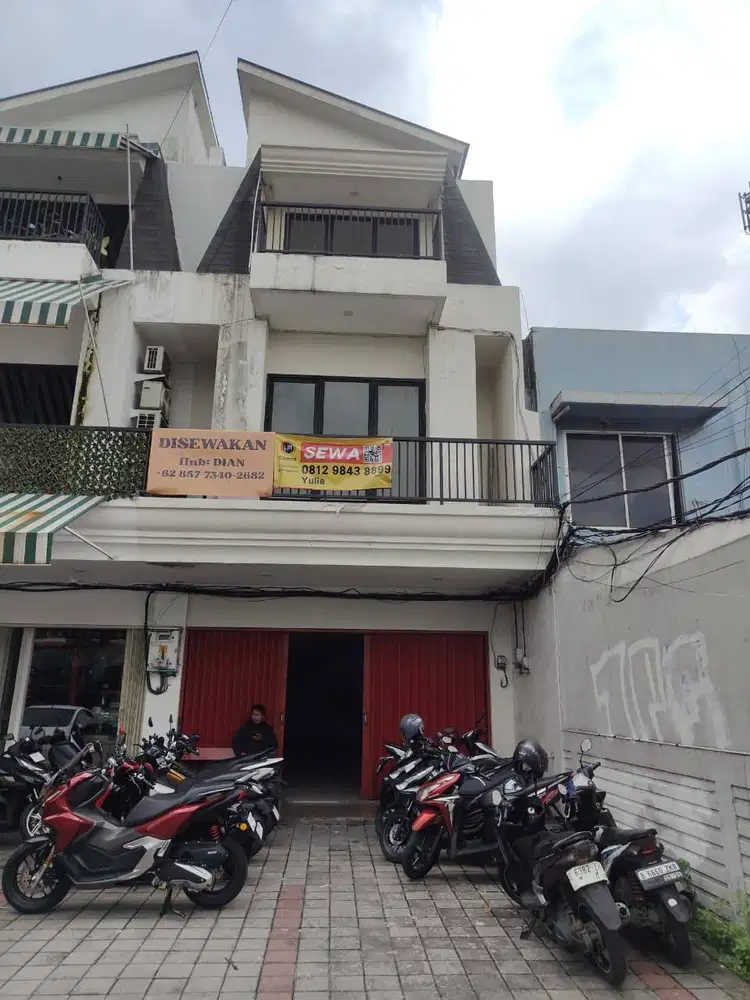 DISEWAKAN RUKO 2 LANTAI DEKAT DENGAN JALAN UTAMA