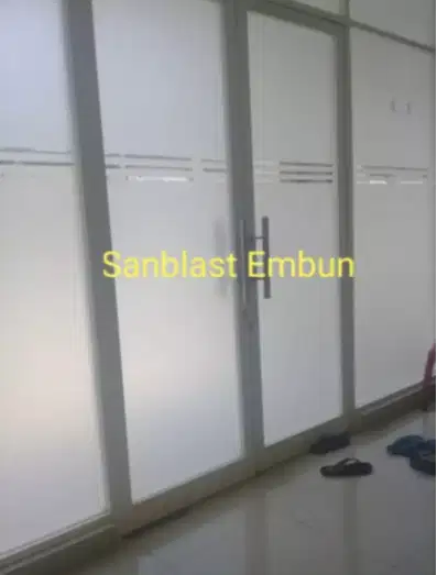 PUSAT STIKER KACA KANTOR SANDBLAST PRINT CUTTING STICKER KACA ES BURAM