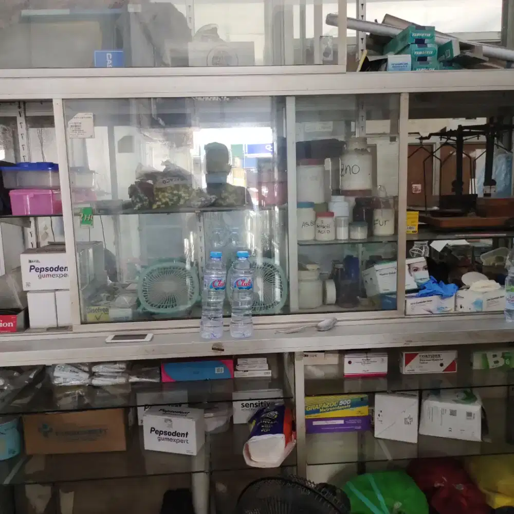 Jual lemari etalase toko