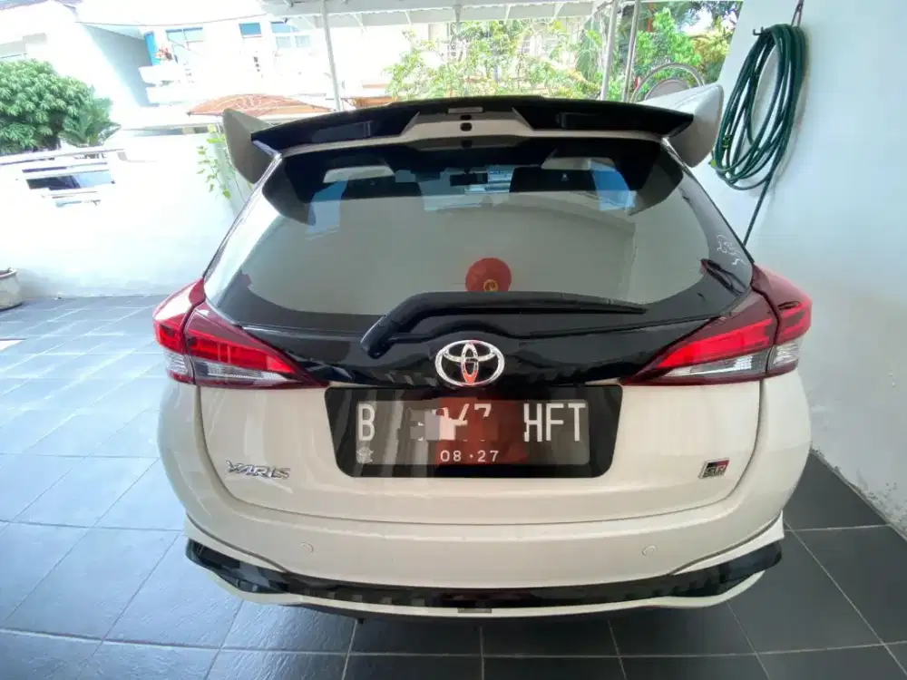 Yaris putih hatchback