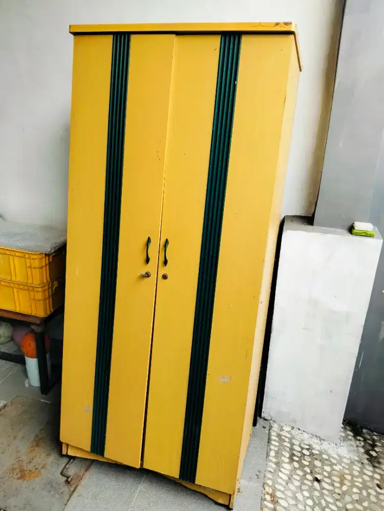 Lemari Pakaian Dua Pintu