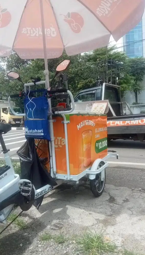 Jerukita Sedang Mencari Es Jeruk