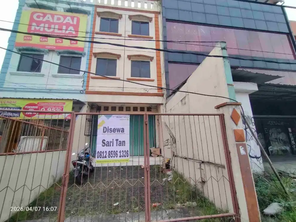Disewa Ruko 3,5 Lantai (15x4,5) di Nusantara Raya Hdap Timur Dekat Stasiun Depok Baru