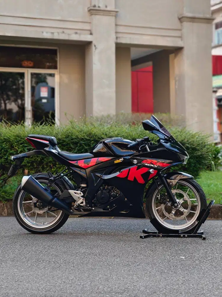 SUZUKI GSX 150R 2018 HITAM KM LOW PAJAK HIDUP SIAP GASPOL