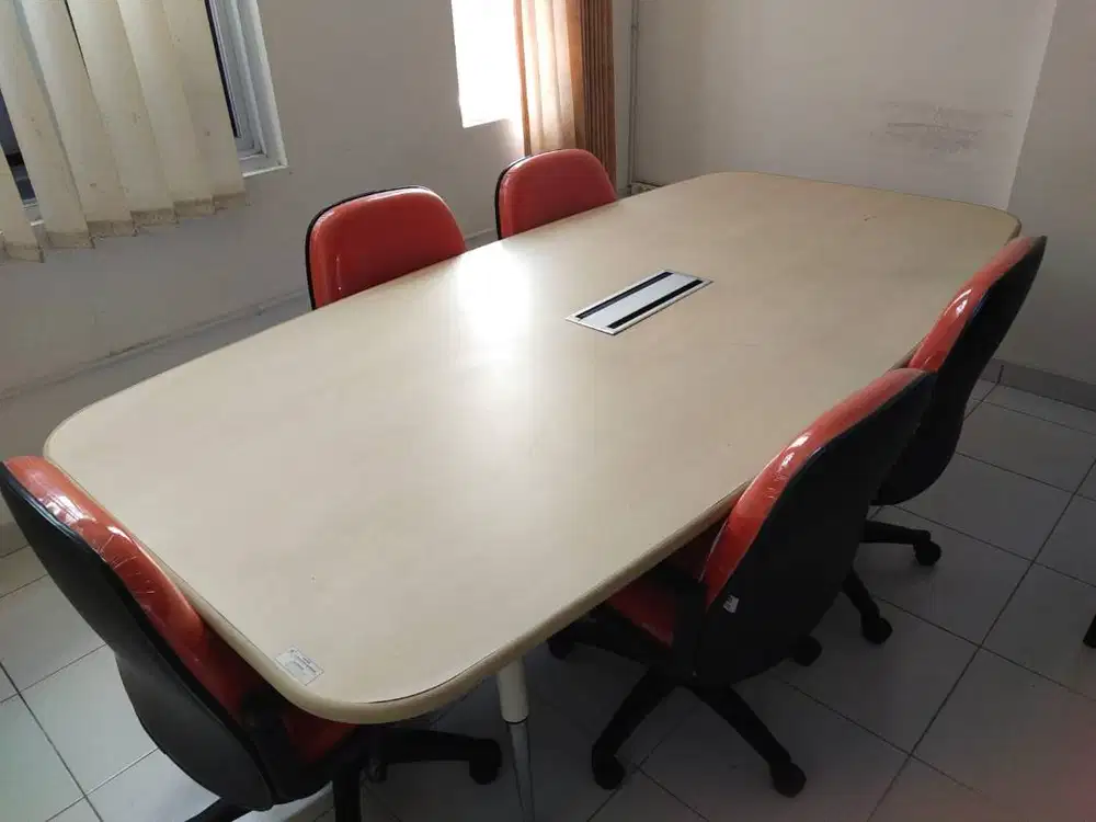 jual meja rapat dan 5 kursi, meja dilengkapi colokan listrik