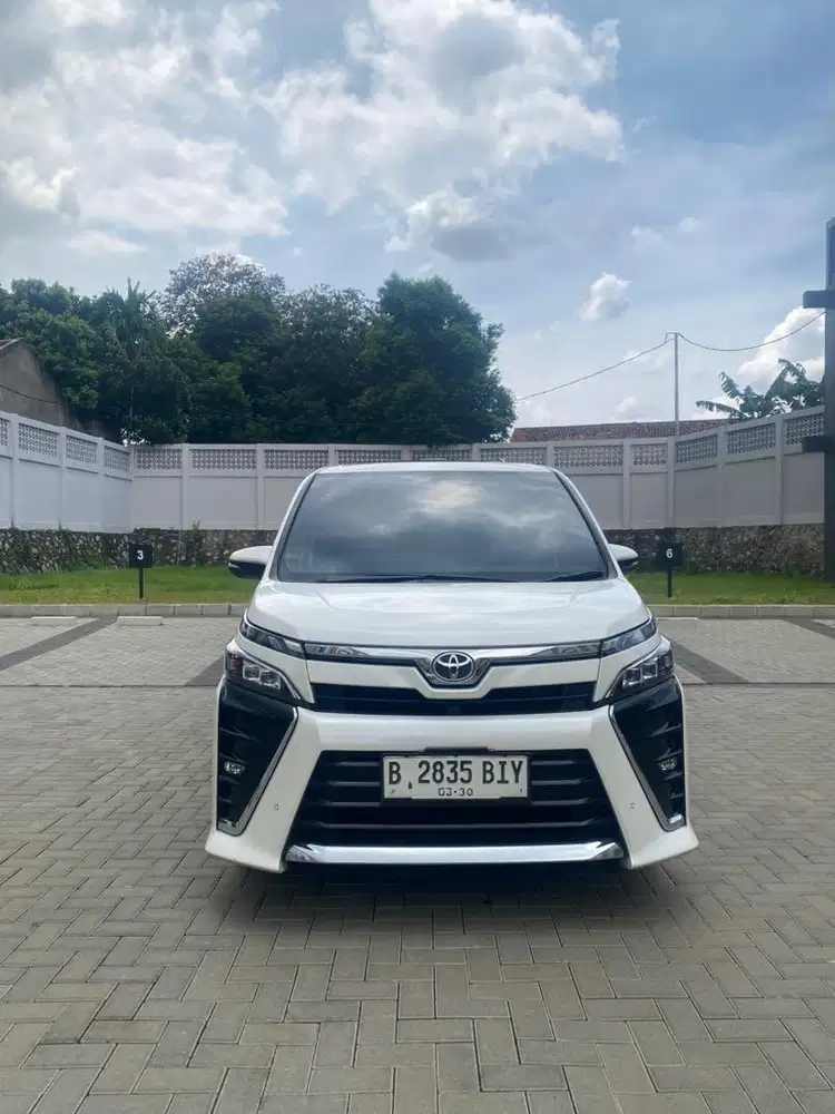 Toyota Voxy 2.0 AT 2020 KM Low