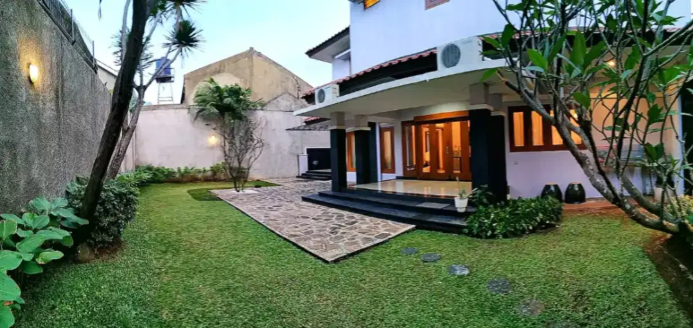 Rumah cantik siap huni lokasi strategis di Jakarta Selatan