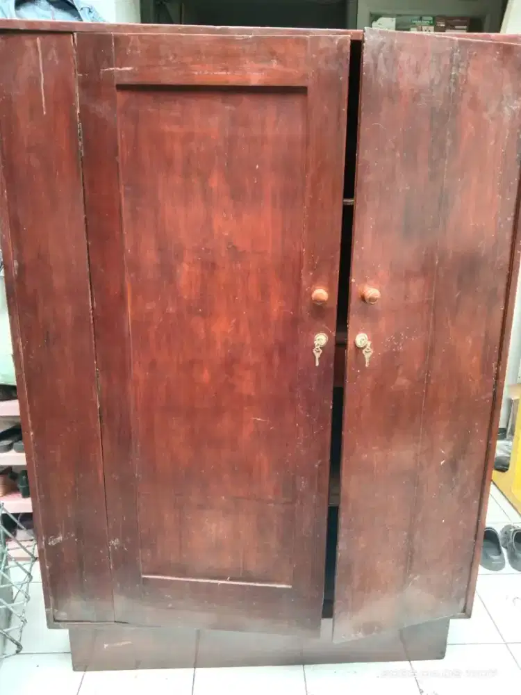 Lemari kayu serbaguna bekas