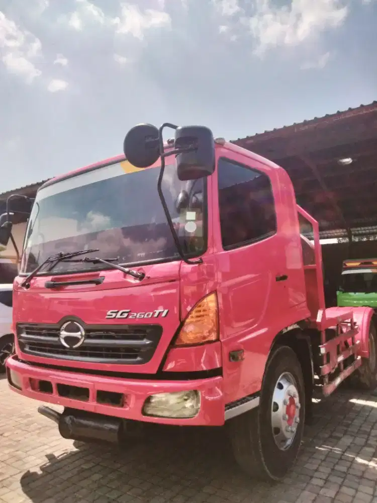 Head Trailer Hino Engkel 4x2 SG 260 TI Thn 2015