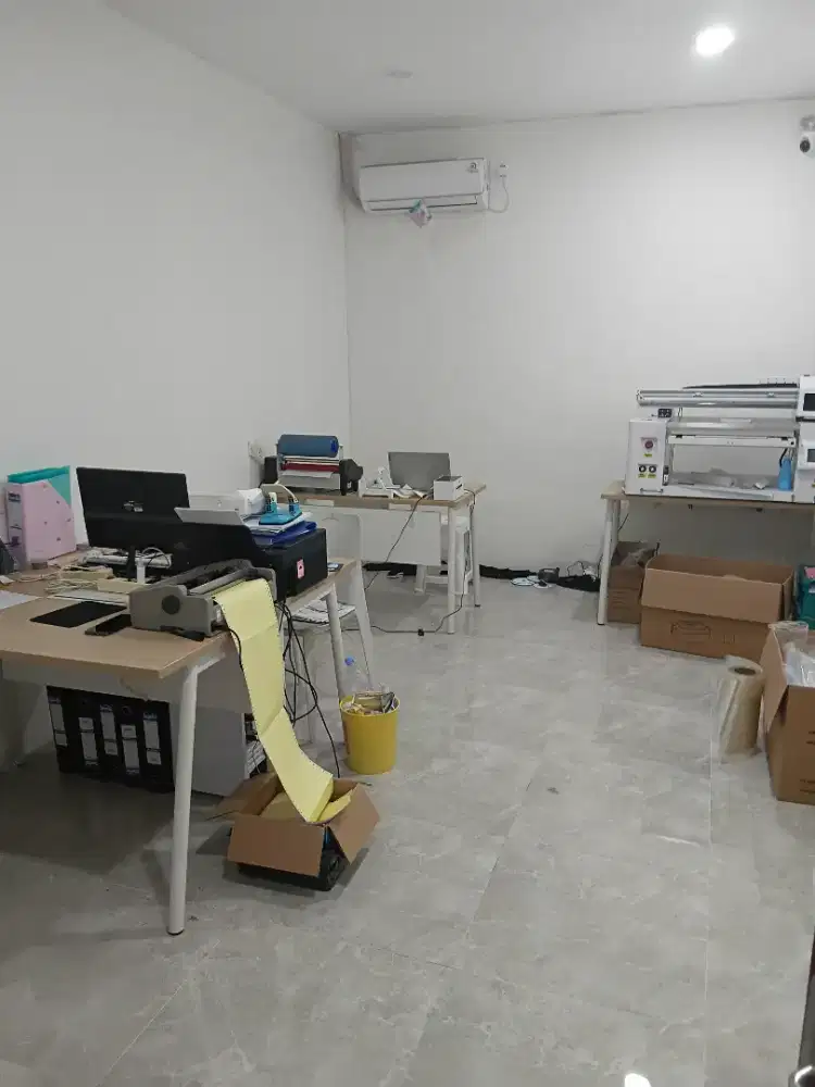 Staf administrasi kantor