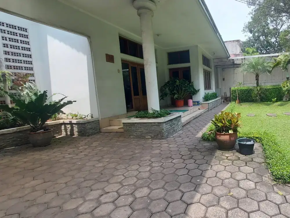 DIJUAL Rumah Klasik sangat terawat dan lokasi strategis di SAYAP RIAU Cihapit  Bandung