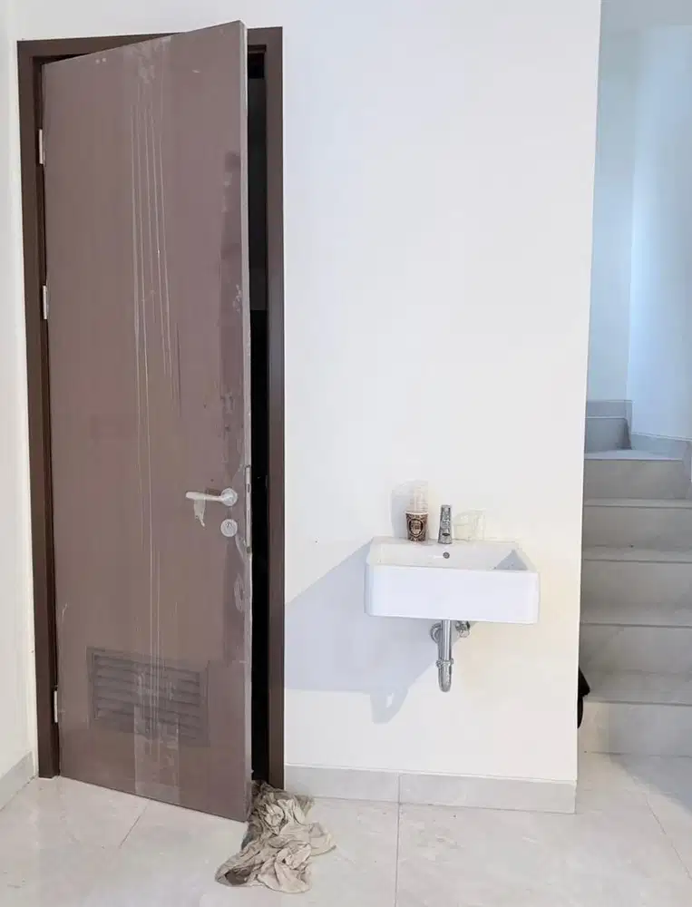 Pintu kaca , wastafel toto, jendela