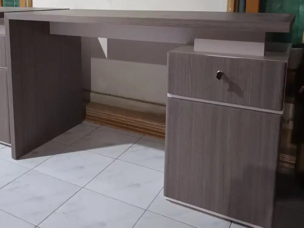 Meja kerja minimalis