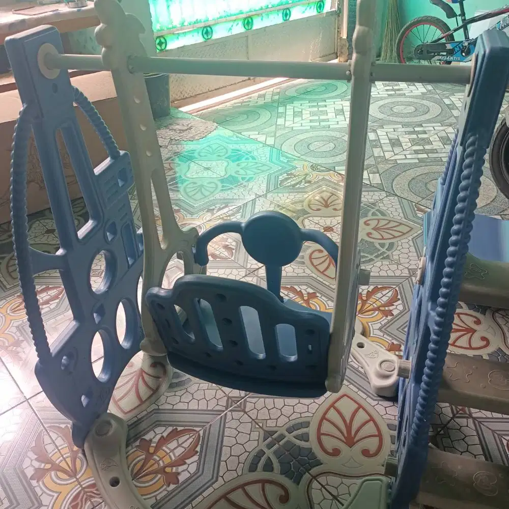 Perosotan dan ayunan anak-anak