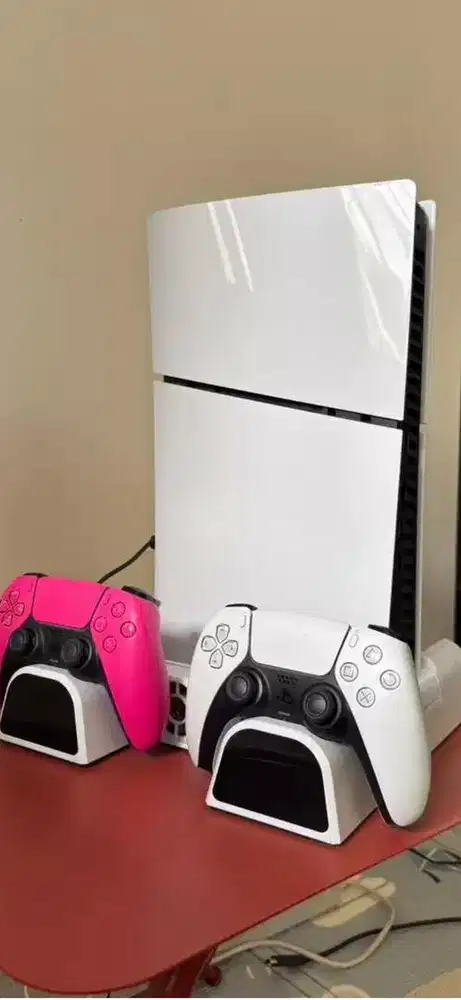 PlayStation 5 PS5 + 2 Controller DualSense Like New