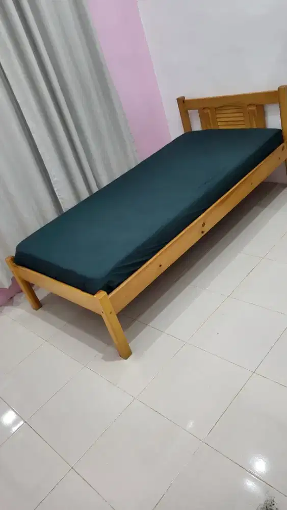 Ranjang tempat tidur kayu dengan kasur busa kondisi super