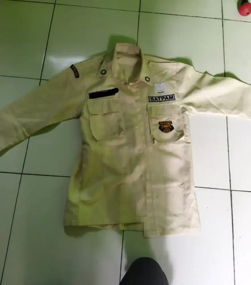 Misi mau jual seragam atasan PDL Satpam cream msh sprti baru bahan Tbl