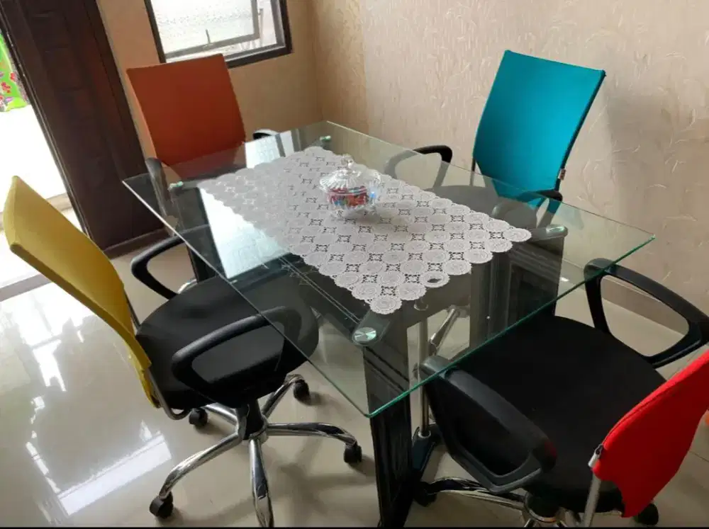 Set Meja Kaca dan Kursi Kantor Minimalis dan Kokoh