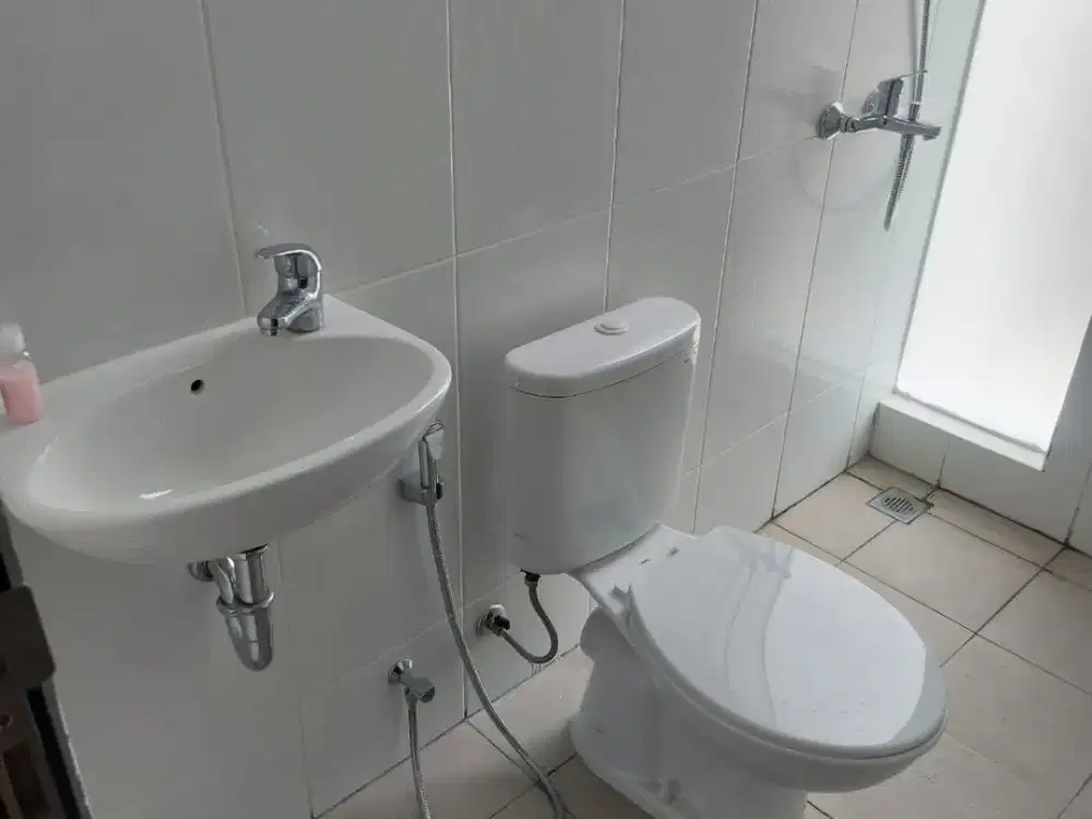 Di sewakan rumah baru 2 lantai di cluster alamanda jgc jakarta timur ada ac 3