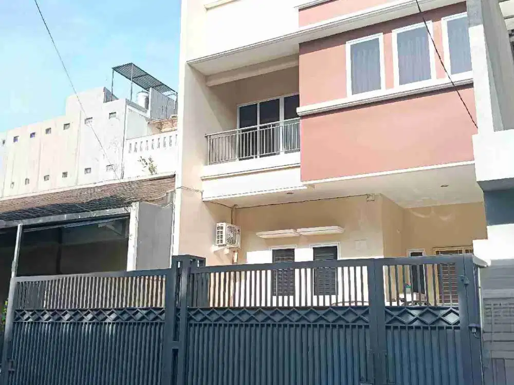 Rumah minimalis 3 lantai bangunan baru 5 tahun bebas banjir row jalan 2 mobil semi furnished dijual Sunter Jakarta Utara